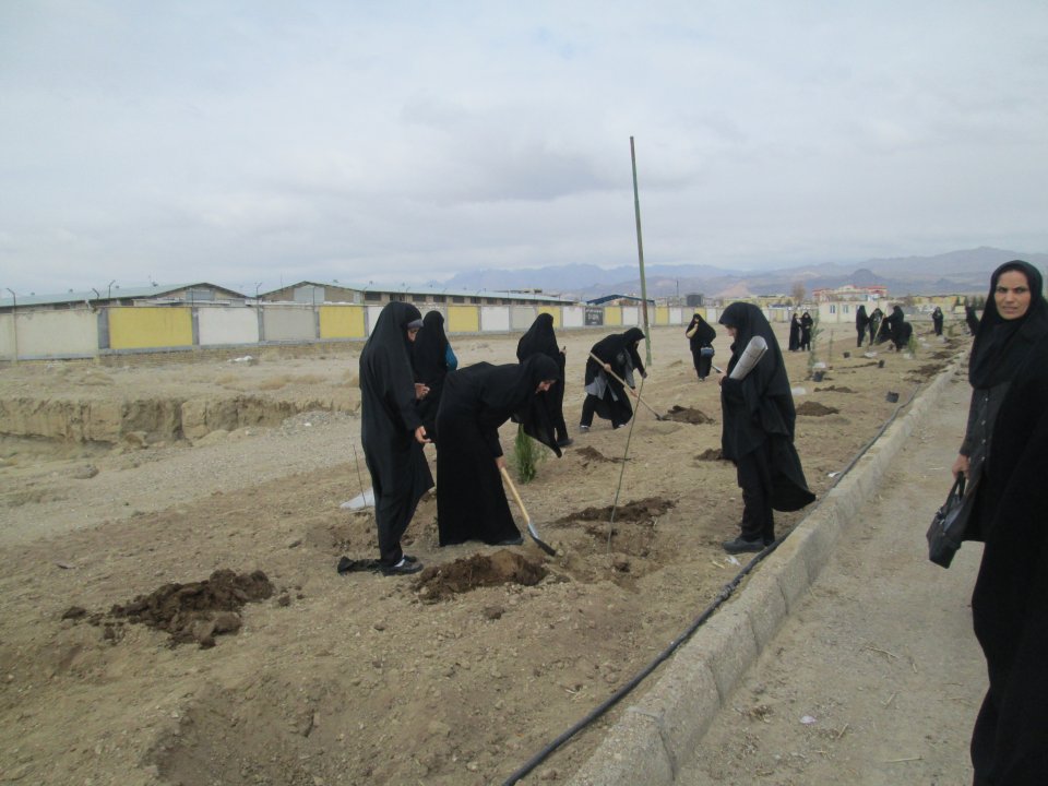 گزارش هفته درختکاری و کاشت نهال توسط اساتید و طلاب سطح 2 حوزه علمیه عصمتیه سمنان