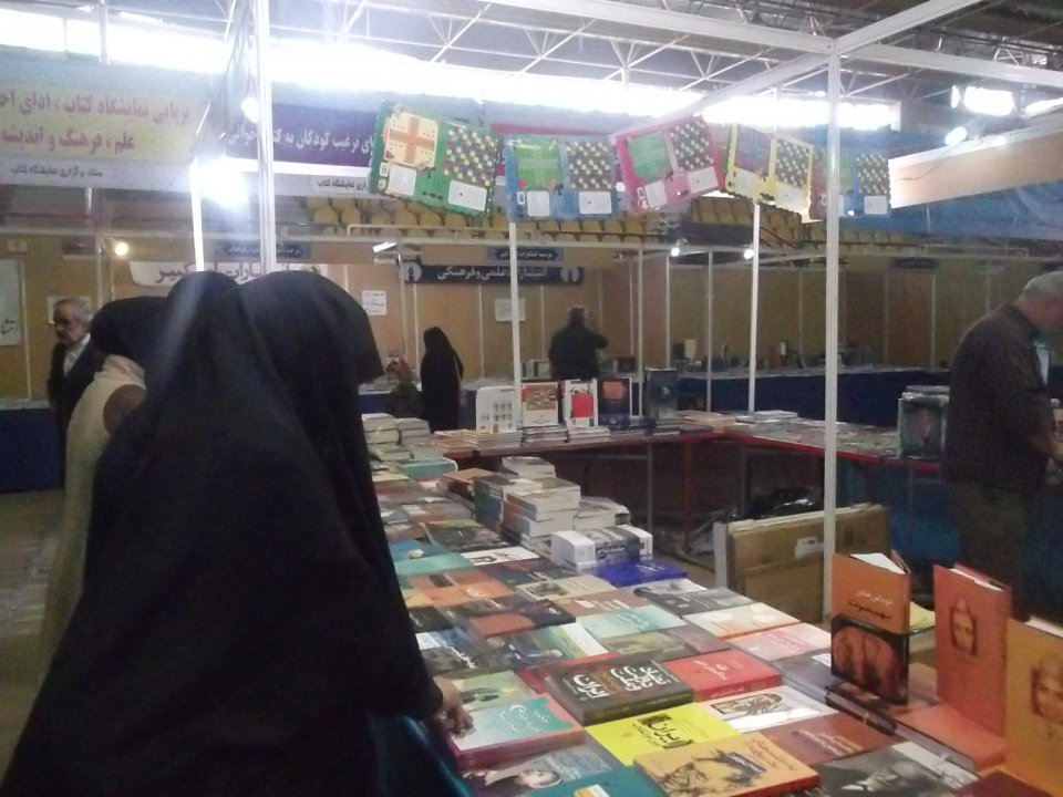 بازدید جمعی از اساتید و طلاب حوزه علمیه عصمتیه از نمایشگاه بزرگ کتاب در سالن الغدیر شهر سمنان