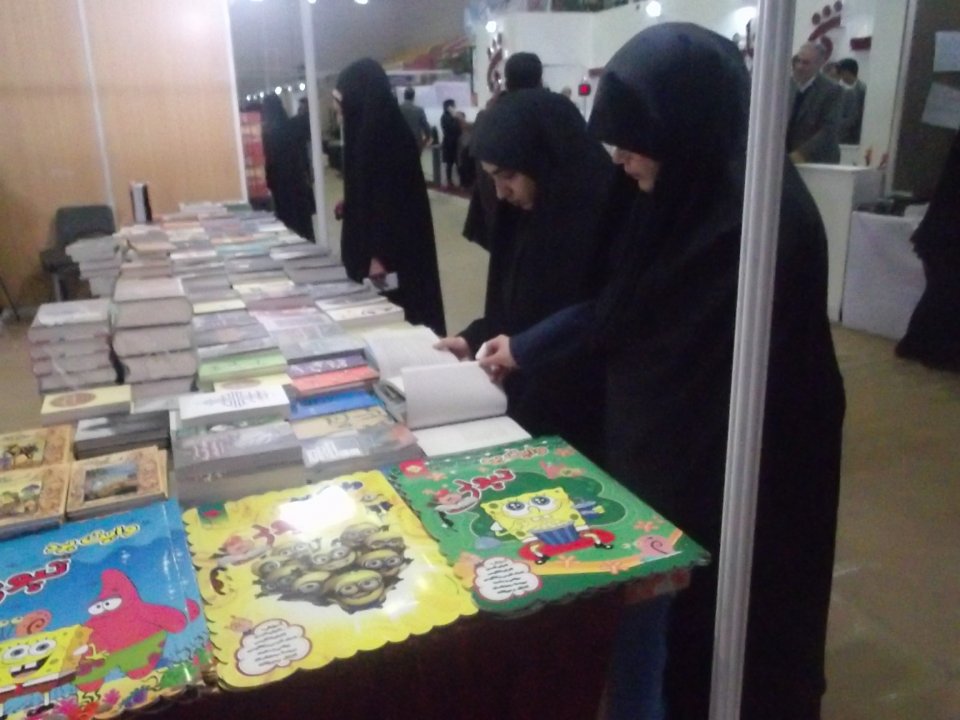 بازدید جمعی از اساتید و طلاب حوزه علمیه عصمتیه از نمایشگاه بزرگ کتاب در سالن الغدیر شهر سمنان